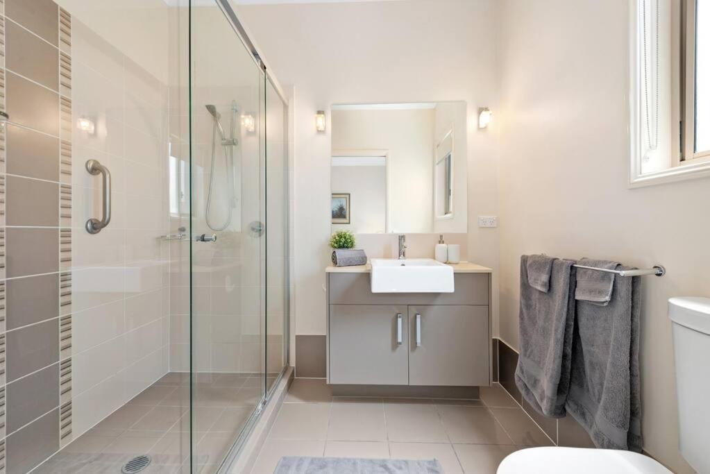 Impeccable Modern 1 Bedroom ~ Taringa Apartment Brisbane